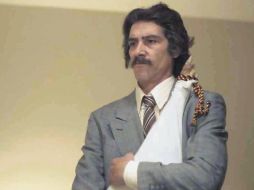 Detrás del escenario, Luisito Rey espera sonriente y con un jamón en los brazos a que su hijo termine el show, pero sólo se merece su desprecio. ESPECIAL