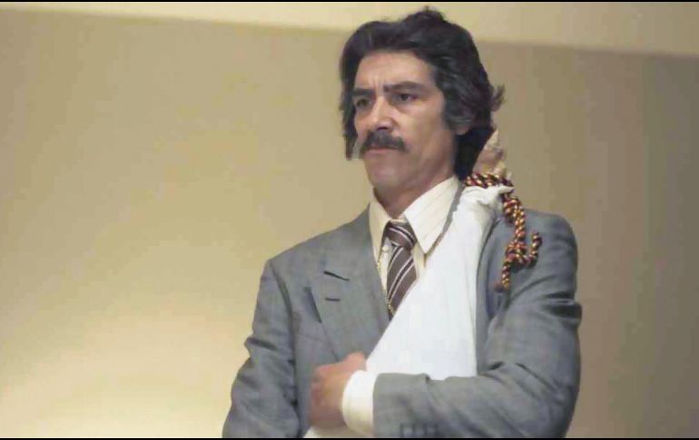 Detrás del escenario, Luisito Rey espera sonriente y con un jamón en los brazos a que su hijo termine el show, pero sólo se merece su desprecio. ESPECIAL