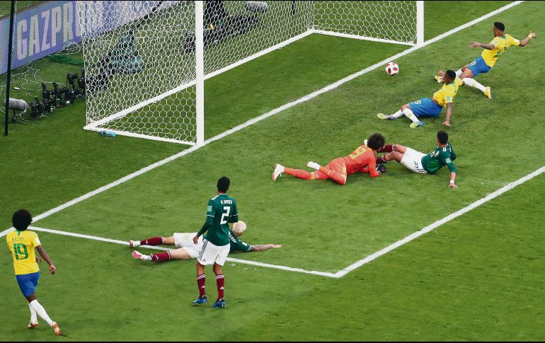 Neymar llega a tiempo a rematar un centro de Willian, para abrir el marcador contra los mexicanos, que ayer no tuvieron argumentos para salir con la victoria. AFP