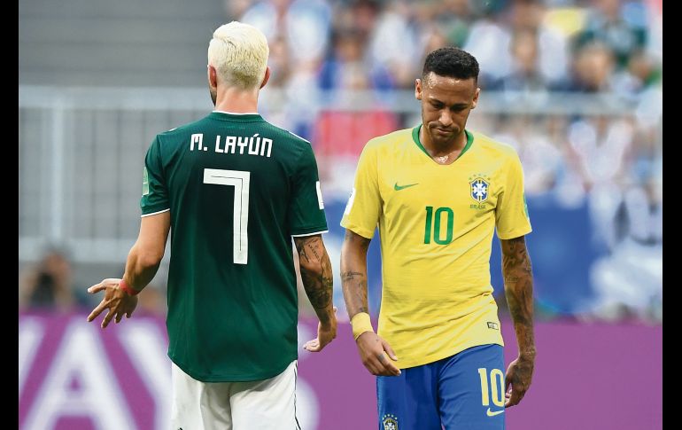 Pique. Miguel Layún y Neymar tuvieron varios roces en el segundo tiempo. AFP