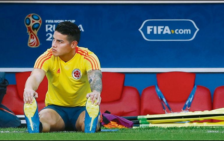Precaución. El jugador de Colombia, James Rodríguez, permaneció sobre una colchoneta practicando movimientos mínimos de elongación durante el entrenamiento de la Selección. EFE