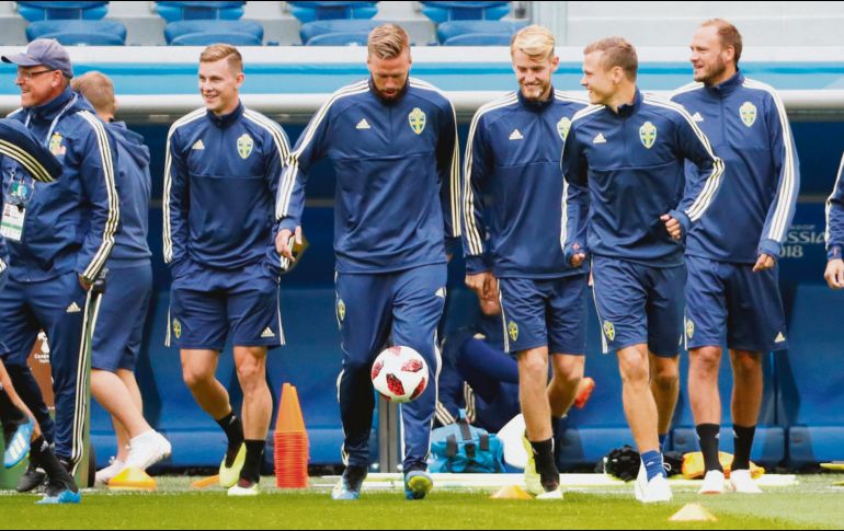 Los jugadores de la Selección de Suecia calientan durante la sesión de entrenamiento en la víspera de su encuentro ante Suiza. AFP