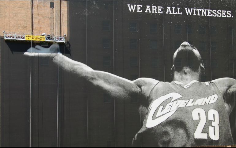 El poster gigante con la imagen de LeBron James en el Centro de Cleveland será retirado tras la noticia de su cambio a los Lakers de Los Ángeles. AP
