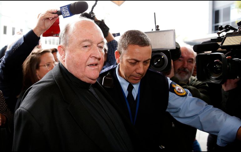 El Arzobispo Philip Wilson (i) sale tras escuchar la sentencia en el Tribunal Local de Newcastle. EFE/D. Pateman