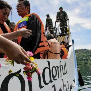 Naufraga ferri con 139 personas a bordo en Indonesia
