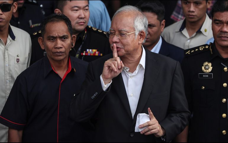 Foto de archivo del ex primer ministro de Malasia Najib Razak (c) a su salida de la sede de la Comisión Anticorrupción en Putrajaya. EFE/F. Ismail