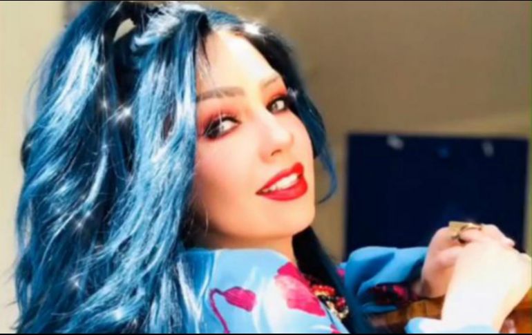 Hace un par de meses vestía como unicornio y con el cabello plateado, hoy optó por este nuevo cambio. INSTAGRAM / Thalia