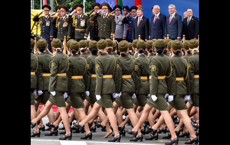 El presidente bielorruso  Alexander Lukashenko (arriba, al centro) asiste a un desfile militar en Minsk, en el marco de la conmemoración del Día de la Indendencia. AP/S. Gapon