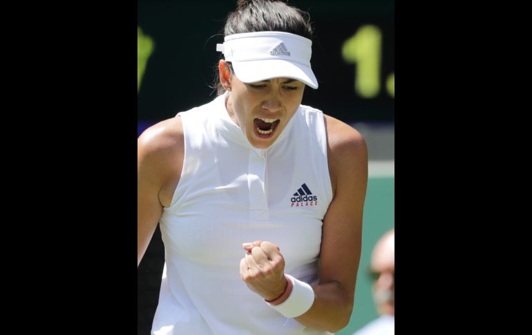 La española Garbiñe Muguruza festeja un punto en partido ante la británica Naomi Broady, en el segundo día del torneo de Wimbledon en Londres. AP/B. Curtis