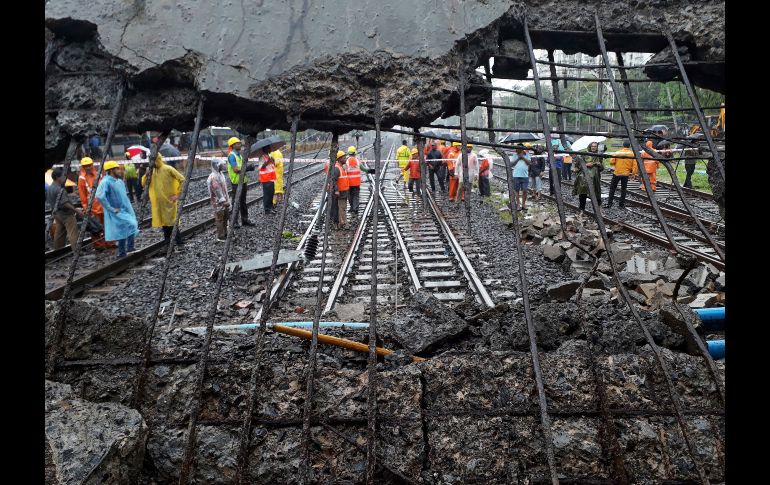 Rescatistas acuden a donde colapsó un puente peatonal en una estación de trenes de Bombay, India. La estructura se derrumbó durante fuertes lluvias y al menos dos personas resultaron heridas. AP/R. Maqbool