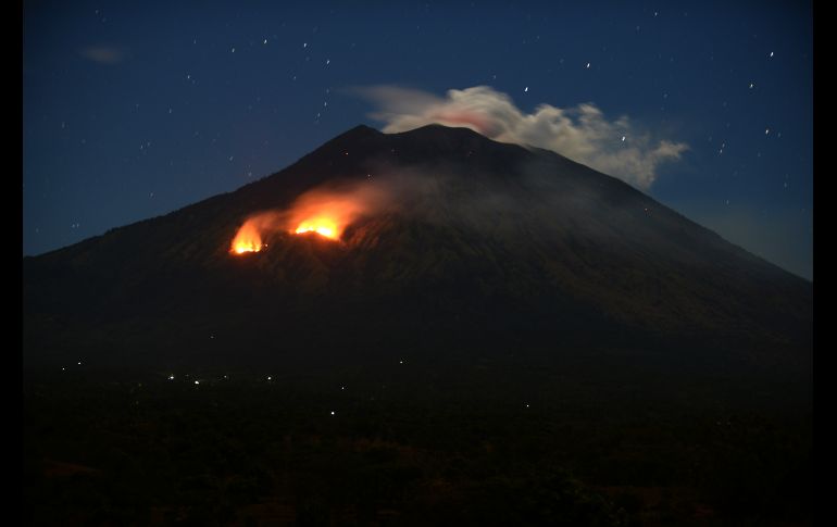 Árboles se queman en el monte Agung en Karangasem, en la isla indonesia de Bali. El volcán lanzó ayer una columna de ceniza de dos mil metros de altura y lava. AFP/S. Tumbelaka