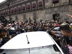 López Obrador llega en punto de las 10:48 a bordo su tradicional vehículo blanco, para ingresar a la sede del Poder Ejecutivo federal. AFP / A. Estrella