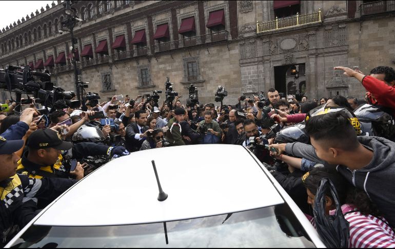 López Obrador llega en punto de las 10:48 a bordo su tradicional vehículo blanco, para ingresar a la sede del Poder Ejecutivo federal. AFP / A. Estrella