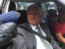 Durante el trayecto, varios reporteros le preguntan sobre la reunión, a lo que López Obrador responde que el encuentro es para que 