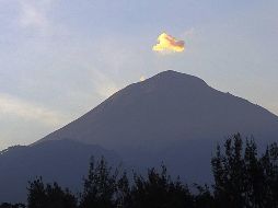  La Fase Amarillo 2 indica que podría continuar una actividad explosiva de escala baja a intermedia y presentarse lluvias de ceniza leves a moderadas en poblaciones cercanas.TWITTER/ @Popocatepetl_MX