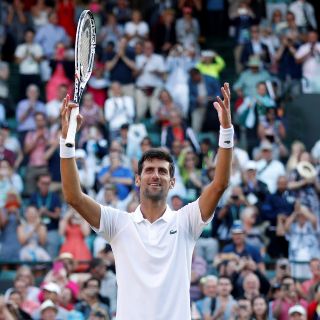 Novak Djokovic avanza a la siguiente ronda en Wimbledon