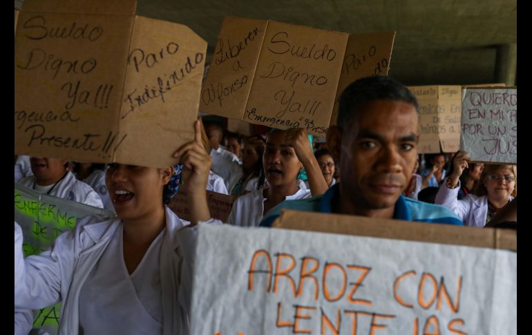 Enfermeros y trabajadores hospitalarios protestan mientras la Comisión de Desarrollo Social de la Asamblea Nacional de Venezuela se reúne con varios gremios sanitarios en Caracas. EFE/C. Hernández