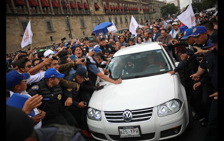 Andrés Manuel López Obrador, virtual presidente electo de México, sale en un vehículo tras reunirse con el Presidente Enrique Peña Nieto en Palacio Nacional, en Ciudad de México. AP/E. Espejel
