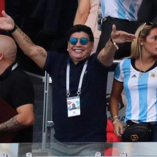 Diego Maradona celebra el triunfo de López Obrador