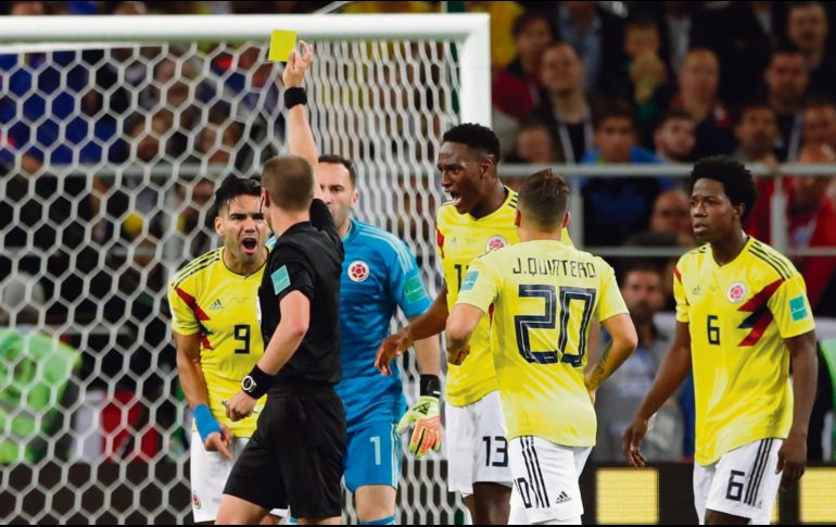 Amonestación. El árbitro estadounidense Mark Geiger muestra una tarjeta amarilla al colombiano Radamel Falcao (#9) durante el partido entre Colombia e Inglaterra. AP
