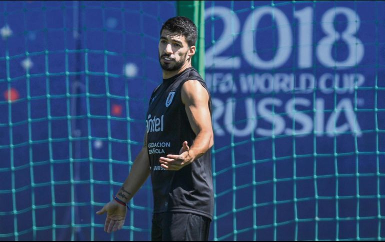 Entrenamiento charrúa. Luis Suárez no se aguantó las ganas y a días de que se lleve a cabo el partido, calentó el juego entre Uruguay y Francia, como parte de los Cuartos de Final de Rusia 2018. AFP