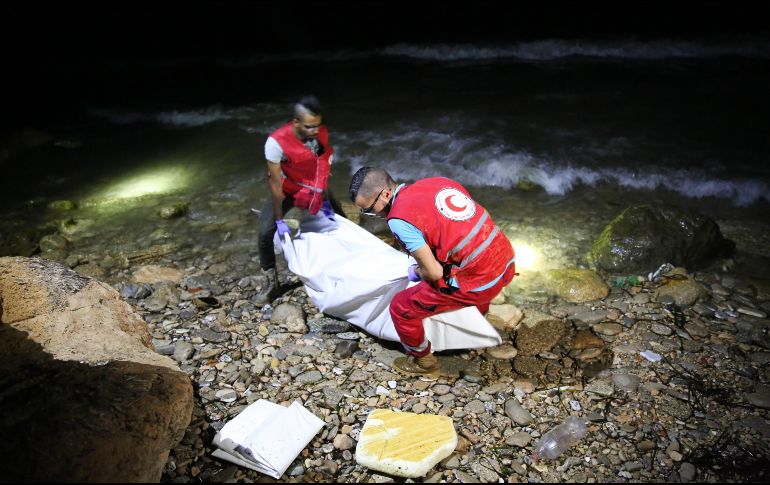 Personal de rescate de la Media Luna Roja Libia (LRC según sus siglas en inglés) transporta el cuerpo de un inmigrante fallecido ahogado en la playa de Tajur. EFE/STRINGER