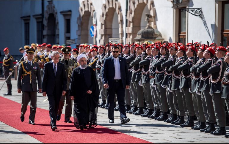 El presidente iraní, Hasan Rohaní (C), pasa revista a la guardia de honor acompañado por su homólogo austriaco, Alexander Van der Bellen (2º izq), a su llegada al Palacio Hofburg de Viena. EFE/C. Bruna