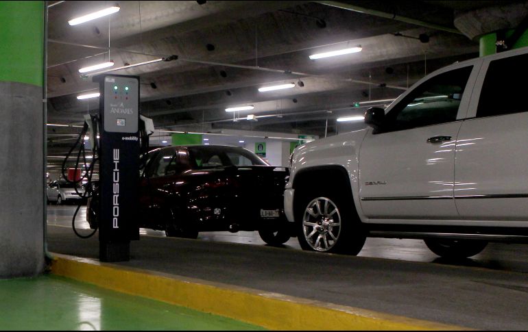 Se buscaba que los ciudadanos dejaran de pagar las primeras dos horas de estacionamiento en centros comerciales, a cambio de un consumo mínimo de 88 pesos. EL INFORMADOR/Archivo