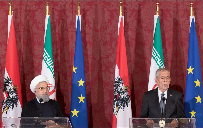 El presidente austriaco, Alexander Van der Bellen (dcha), y su homólogo iraní, Hasan Rohaní, dan una rueda de prensa conjunta en el Palacio Hofburg de Viena. EFE/F. Wieser