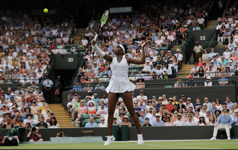 La mayor de las hermanas Williams fue sorprendida, al caer en el primer set pero supo reponerse y dominó el resto del encuentro. AP / B. Curtis