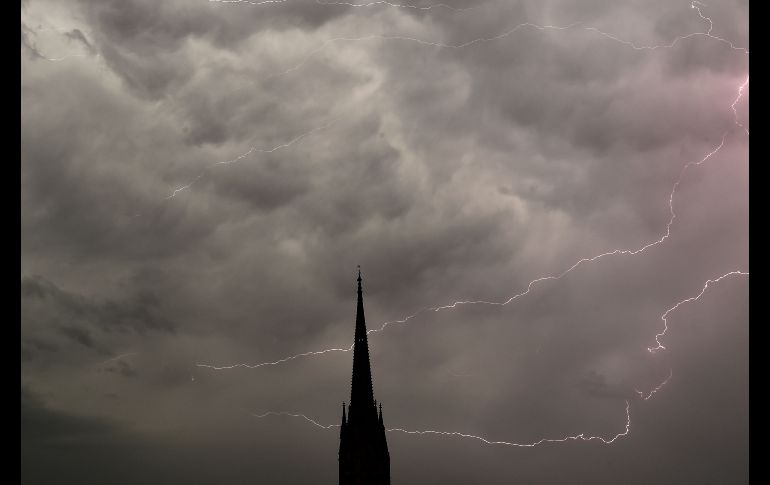Relámpagos se ven sobre un templo en Burdeos, en el suroeste de Francia. AFP/N. Tucat