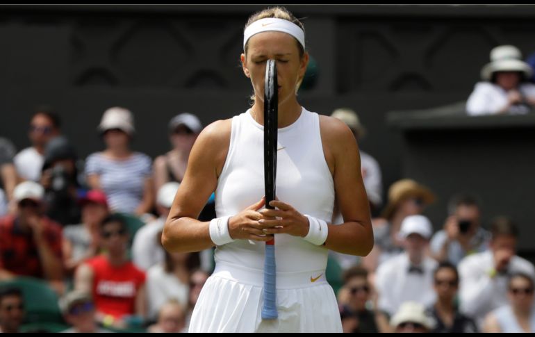 La bielorrusa Victoria Azarenka muerde su raqueta tras perder un punto ante la checa  Karolina Pliskova, en partido del torneo de Wimbledon en Londres, Inglaterra. AP/K. Wigglesworth