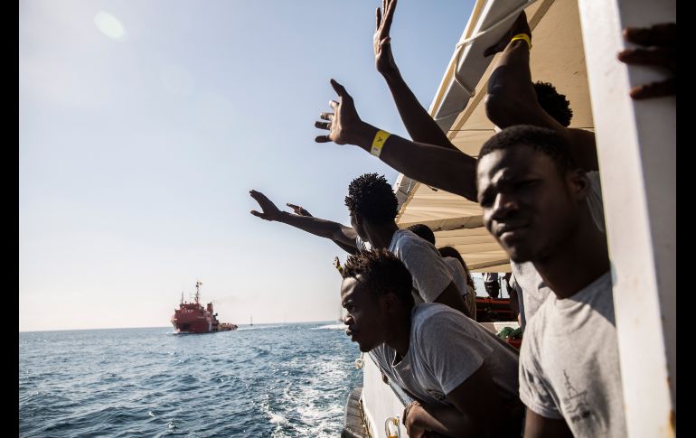 Migrantes en la embarcación de Proactiva Open Arms se dirigen a puerto. Los 60 inmigrantes que fueron rescatados por la ONG española el 30 de junio frente a las costas de Libia desembarcaron hoy en Barcelona, después de que fueran rechazados por Italia y Malta. AP/O. Calvo