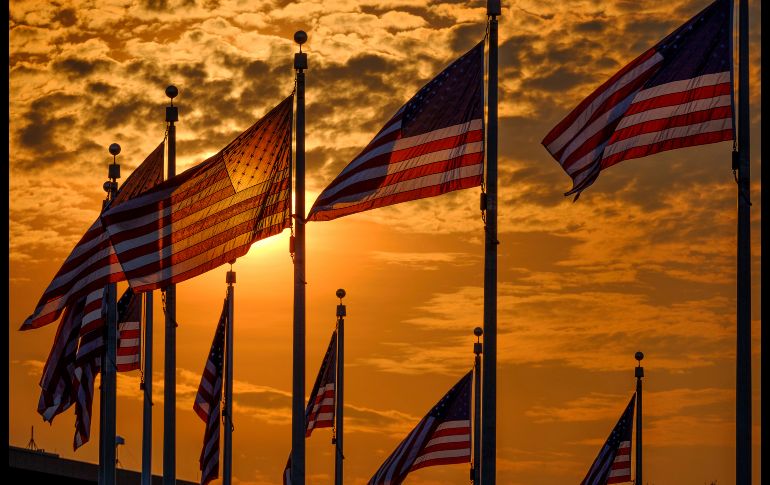 Banderas de Estados Unidos ondean alrededor del monumento a Washington al amanecer en Washington, D.C, en el Día de la Independencia. AP/J. David Ake
