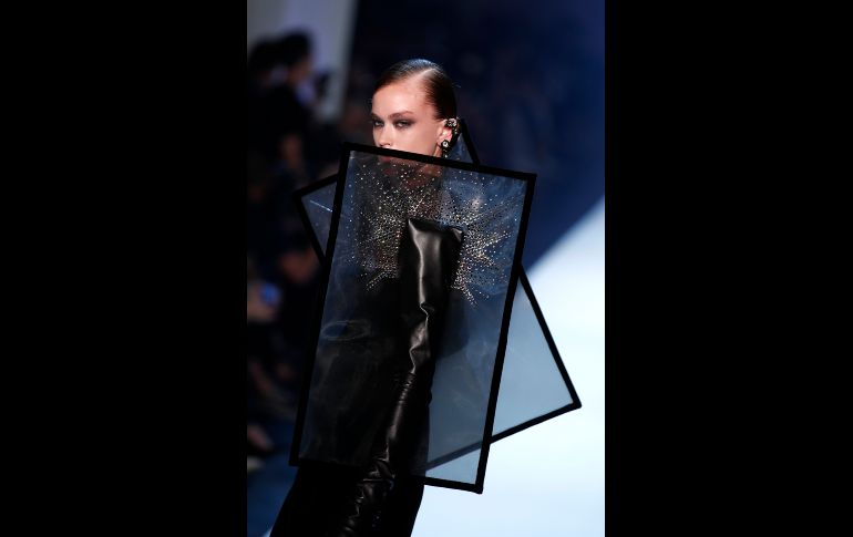 Una modelo desfila en la presentación de la colección otoño/invierno de alta costura de Jean-Paul Gaultier en París. AP/F. Mori