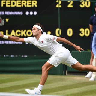 Roger Federer bate en Wimbledon a Lukas Lacko