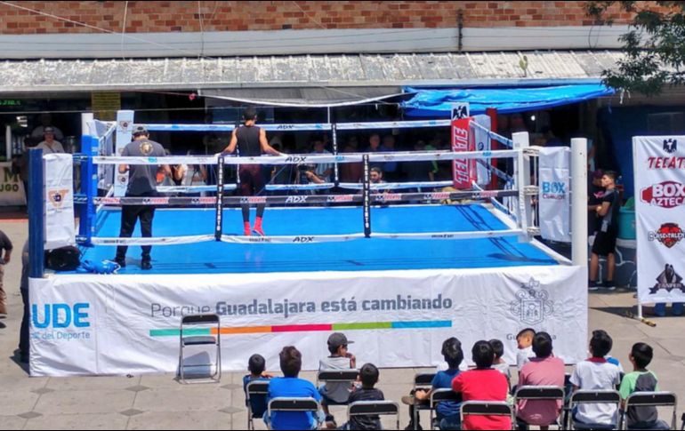 Ante la mirada de niños, comerciantes y compradores, uno a uno, fueron subiendo al cuadrilátero los personajes principales de una nueva gala boxística organizada por el Comude Guadalajara. TWITTER / @comudegdl