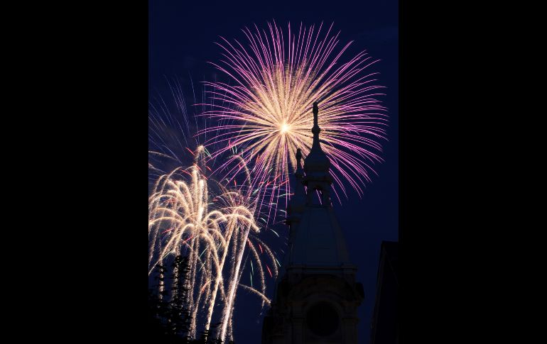 Desde Nueva York hasta Nuevo México, hubo diferentes espectáculos de fuegos artificiales. AP / J. Rucosky