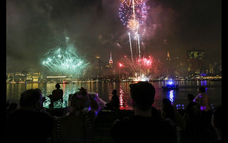 Desde Nueva York hasta Nuevo México, hubo diferentes espectáculos de fuegos artificiales. AFP / E. Munoz