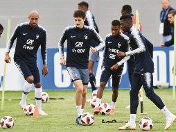 El francés Benjamin Pavard (centro) mantiene los pies en la tierra, algo que le ha ayudado a estar en los corazones de su gente en Jeumont. AFP
