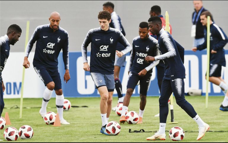 El francés Benjamin Pavard (centro) mantiene los pies en la tierra, algo que le ha ayudado a estar en los corazones de su gente en Jeumont. AFP
