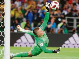 La para. Jordan Pickford evita un gol en la tanda de penaltis, durante el Colombia-Inglaterra, de Octavos. EFE