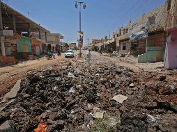 Decenas de los bombardeos tuvieron como blanco el pueblo de Tafas, donde causaron daños materiales. AFP/Y. Karwashan
