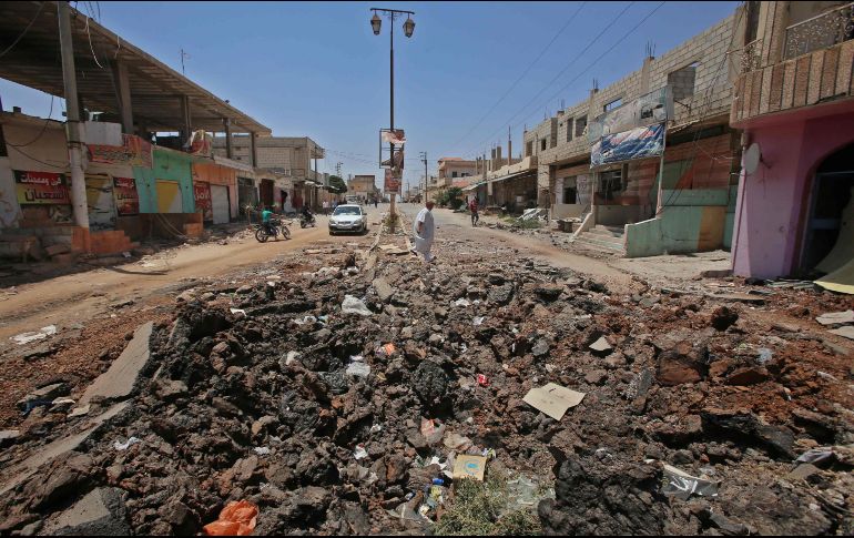Decenas de los bombardeos tuvieron como blanco el pueblo de Tafas, donde causaron daños materiales. AFP/Y. Karwashan