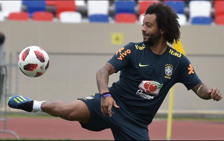 Marcelo estaría ya recuperado de una molestia sufrida en el duelo ante Serbia; Fernandinho tomaría el lugar de Casemiro, suspendido por acumulación de tarjetas amarillas. AP / E. Lyzlova