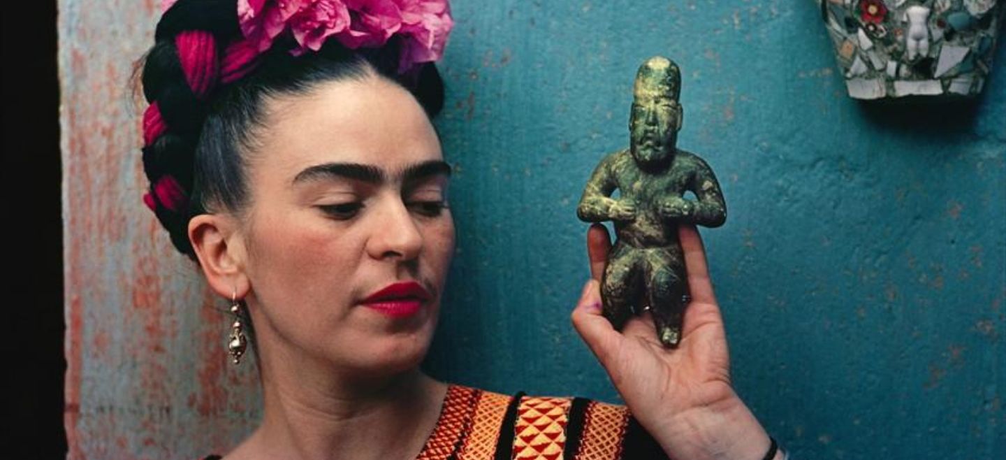Frida Kahlo afirmaba que, al contrario de los pintores surrealistas, ella no pintaba sus sueños, sino su realidad; su técnica estuvo influenciada por el retrato fotográfico que aprendió de su padre. EFE / ARCHIVO