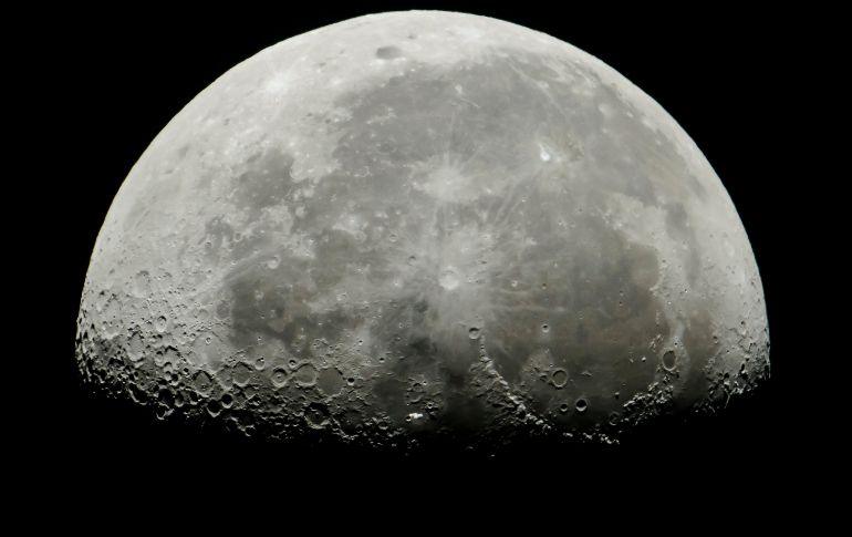 La Estación Espacial Internacional (centro) pasa frente a la Luna en una toma desde Salgotarjan, Hungría. AP/MTI/P. Komka
