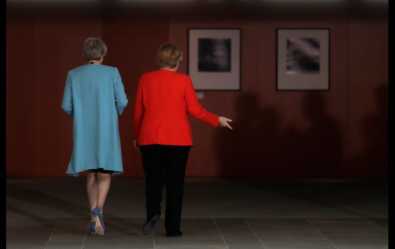 La canciller alemana Angela Merkel (d) y la primera ministra británica Theresa May se dirigen a una reunión en la cancillería de Berlín, Alemania. AP/M. Schreiber