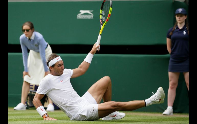 El tenista español Rafael Nadal se cae en partido ante el kazajo Mikhail Kukushkin, en el cuarto día del torneo de Wimbledon en Londres. AP/T. Ireland