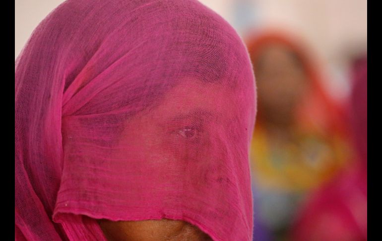 Ansi Devi, quien lleva un velo por tradición, cuenta cómo sobrevivió un ataque masivo, durante una reunión en Ahmadabad, India. Ataques en zonas rurales han dejado al menos 20 muertos desde mayo. AP/A. Solanki